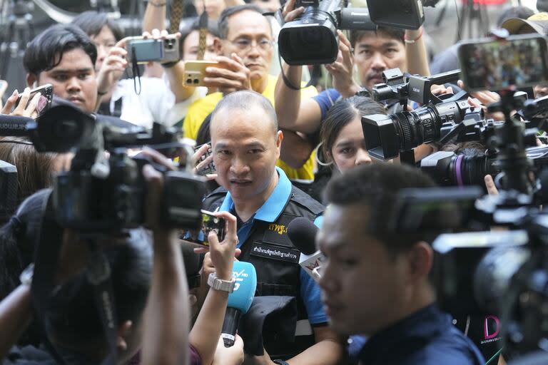 El teniente general Trairong Piwpan, en el centro, jefe de la división forense de la policía tailandesa, habla con los periodistas durante una rueda de prensa en la comisaría de Lumpini en Bangkok, Tailandia, el miércoles 17 de julio de 2024.