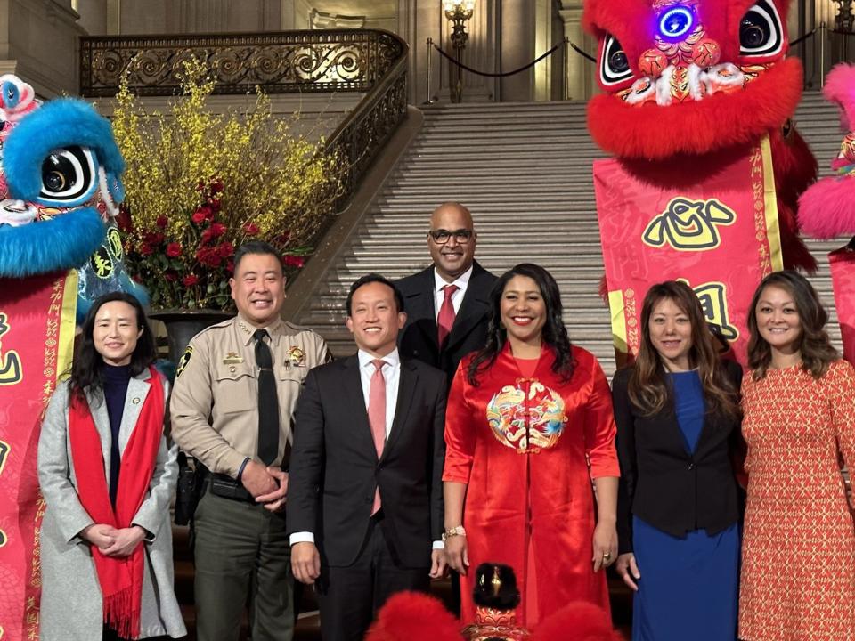 新年慶會，舊金山市長布里德(右三)與市府亞太裔官員合影。（記者李怡／攝影）