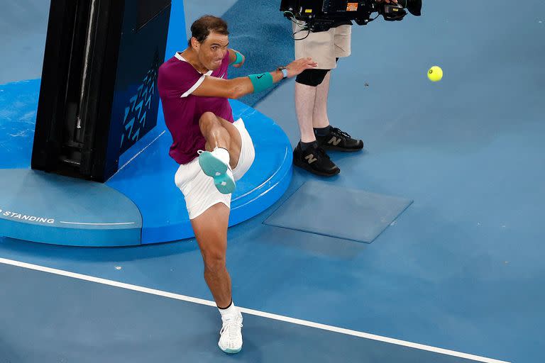 De puntín y para arriba: Rafa Nadal, luego de vencer a Daniil Medvedev en la final del Australian Open 2022