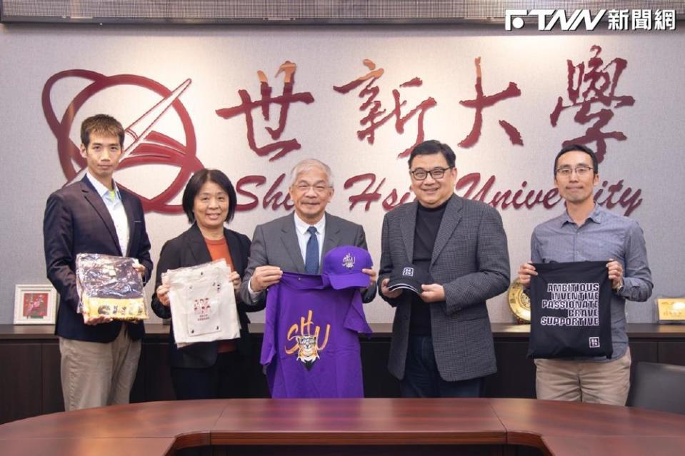 世新大學將與DAZN（英商壹拾壹體育網）展開全方位的合作，世新大學校長陳清河（中）與DAZN總經理姜孟宏對於合作抱持高度期待。