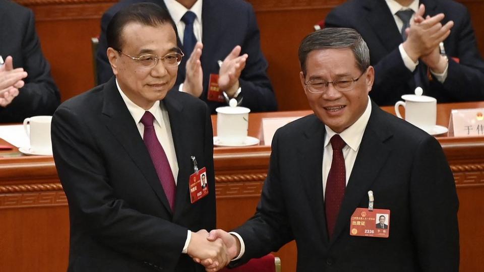 北京人民大會堂中國全國人大會議上李克強（左）與李強（右）握手（11/3/2023）