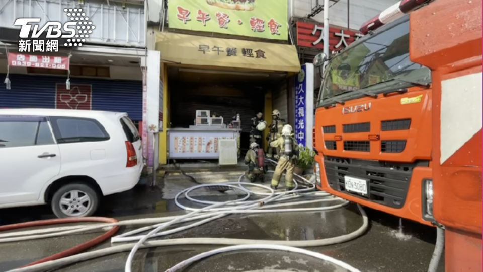 消防局動用大批人力灌救，火勢在半小時後撲滅。（圖／TVBS）