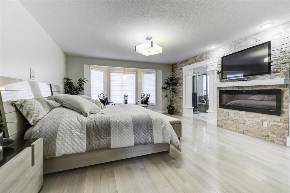 <p><span>158 Wolf Ridge Place Northwest, Edmonton, Alta.</span><br> The master bedroom is located on the main floor. There are six bedrooms in the home in total.<br> (Photo: Zoocasa) </p>