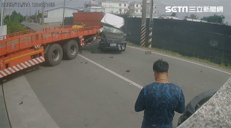 拖板車慢速「巴庫」，小貨車為減速直直撞上，驚悚畫面曝光。（圖／翻攝畫面）