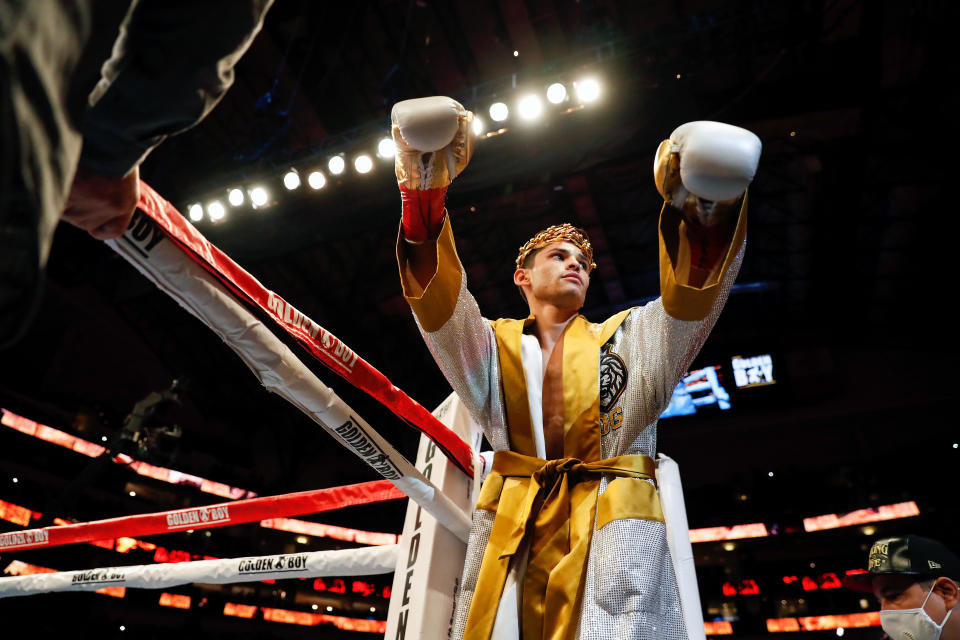 DALLAS, TEXAS - 2 DE ENERO: Ryan García ingresa al ring antes de la pelea por el título interino de peso ligero del WBC contra Luke Campbell en el American Airlines Center el 2 de enero de 2021 en Dallas, Texas.  (Foto de Tim Warner/Getty Images)