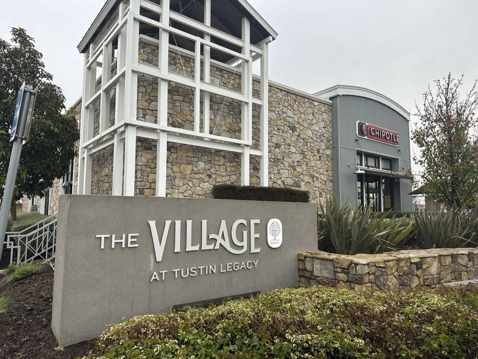 Esta fotografía muestra el centro comercial The Village at Tustin Legacy, el martes 20 de febrero de 2024, en Tustin, California. (AP Foto/ Eugene Garcia)