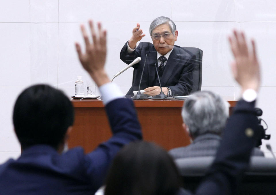 Haruhiko Kuroda ผู้ว่าการธนาคารแห่งประเทศญี่ปุ่นเข้าร่วมการแถลงข่าวในกรุงโตเกียว ประเทศญี่ปุ่น ในภาพนี้ซึ่งจัดทำโดย Kyodo เมื่อวันที่ 20 ธันวาคม 2022 เครดิตบังคับ Kyodo/via REUTERS ATTENTION EDITORS - ภาพนี้จัดหาโดยบุคคลที่สาม เครดิตบังคับ ญี่ปุ่นออก ไม่มีการขายเชิงพาณิชย์หรือบรรณาธิการในญี่ปุ่น