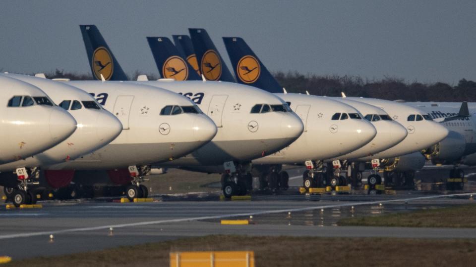 Bis auf weiteres außer Dienst gestellten Passagiermaschinen der Lufthansa sind auf der Landebahn Nordwest am Frankfurter Flughafen geparkt.