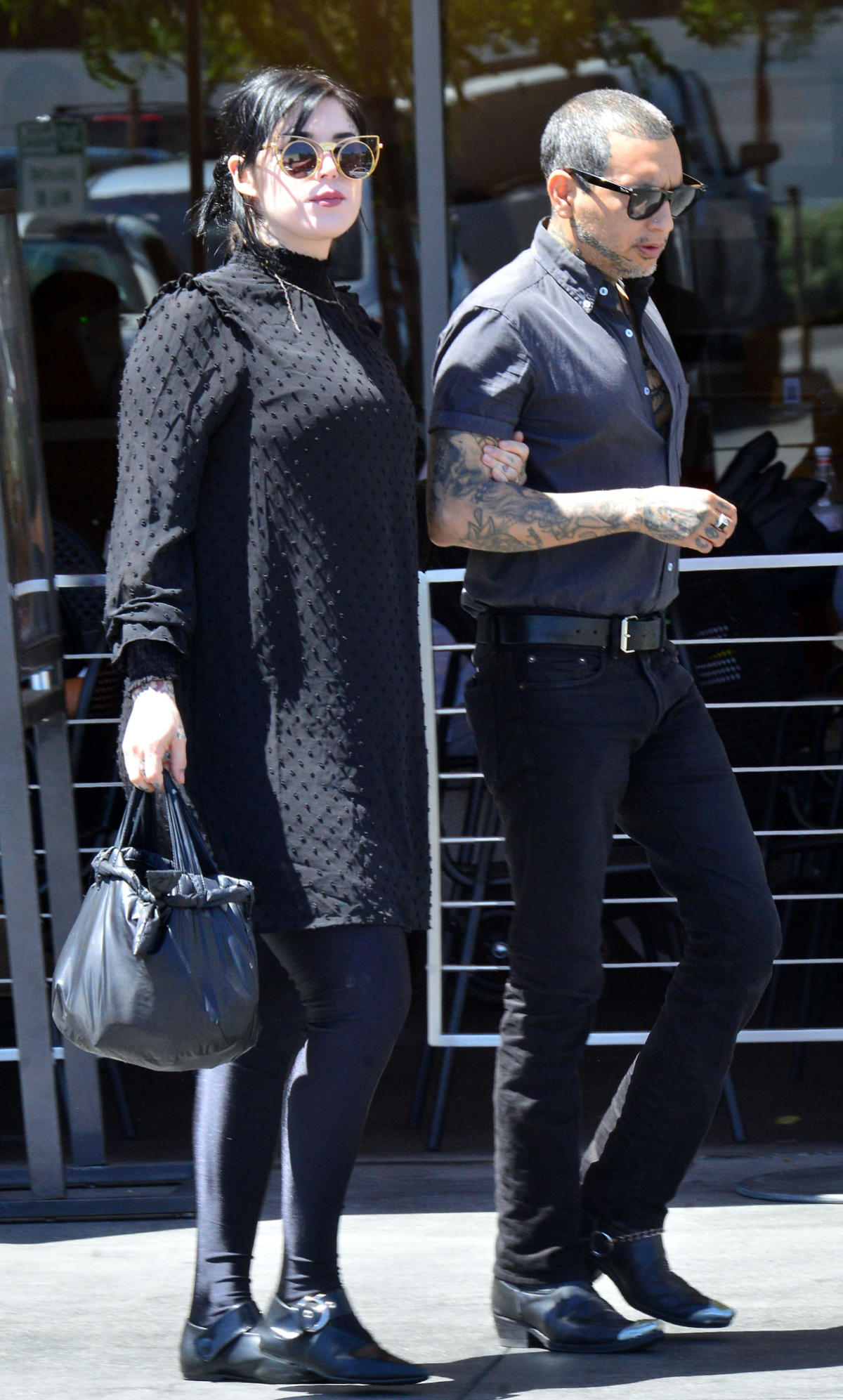 tsunamien Kvalifikation Theseus Mama on the Move! Pregnant Kat Von D Covers Up Her Baby Bump During Outing  with Husband