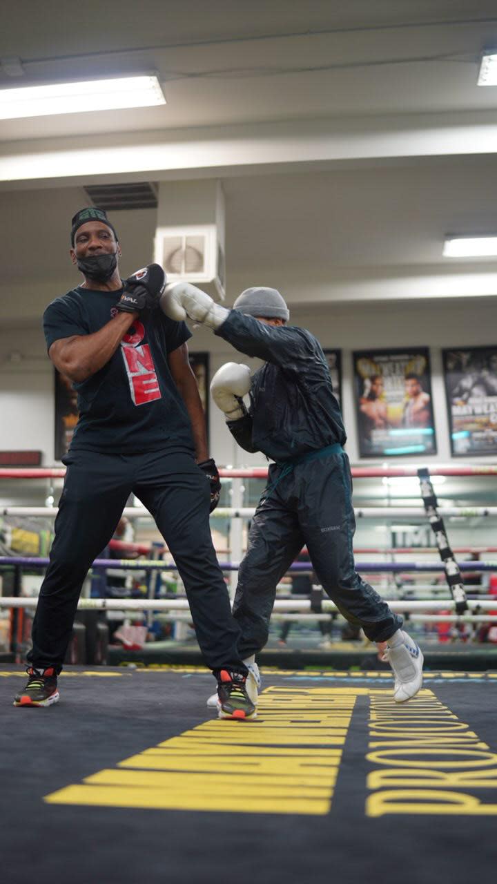 Gervonta Davis hits the pads with trainer Calvin FordJayshon Tahliq