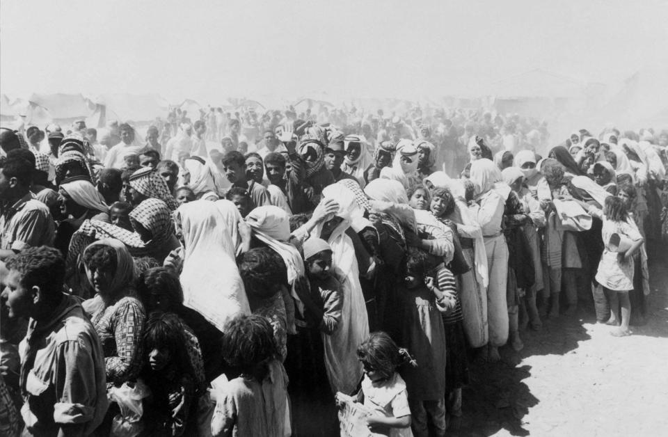 Des Palestiniens faisant la queue dans le camp de réfugiés Wadi Dalail, en Jordanie, en août 1967.