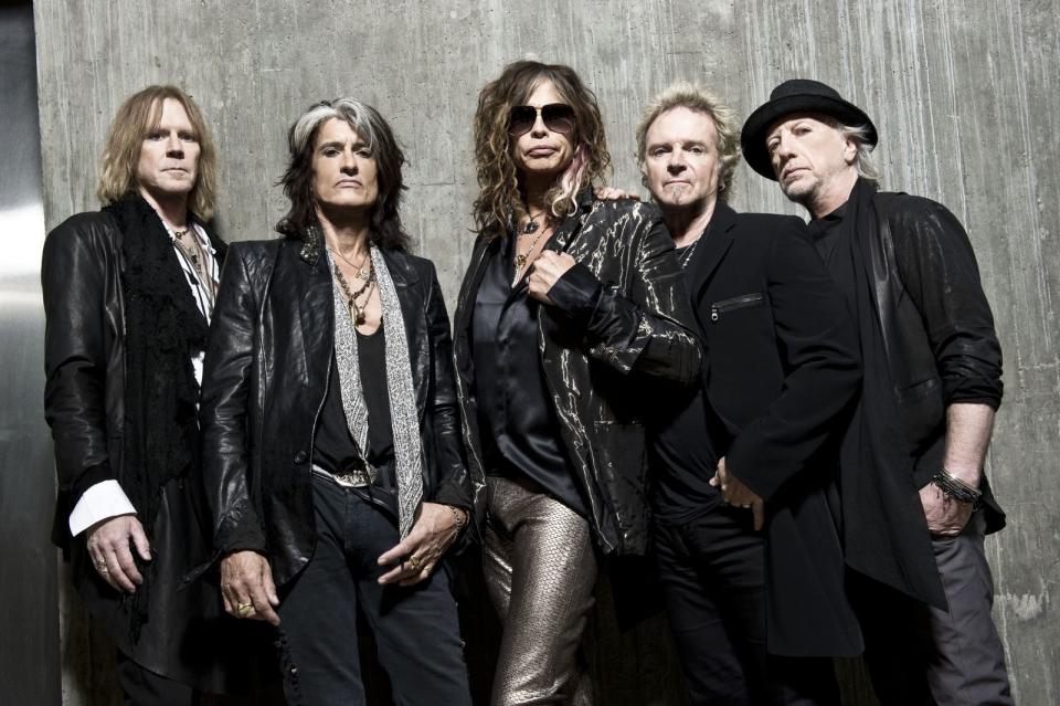 Kommt nach "Music From Another Dimension" noch mal ein Album von Aerosmith? Seit 2012 warten Fans auf schon mehrfach angekündigte neue Songs von Frontmann Steven Tyler (Mitte) und seinen Aerosmith-Kollegen. So oder so: Mit geschätzt 150 Millionen verkauften Tonträgern zählen Aerosmith zu den erfolgreichsten Rockbands aller Zeiten. (Bild: Sony Music)