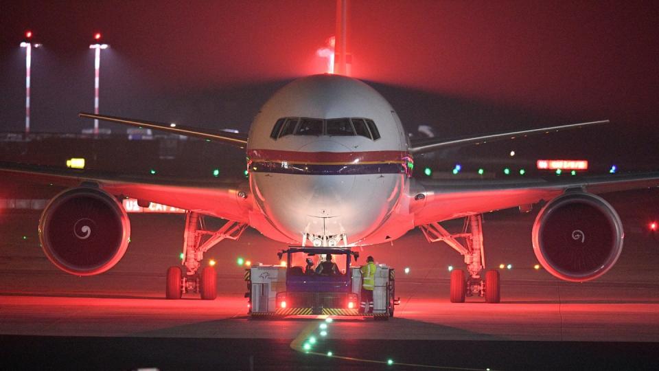 Ein Flugzeug von Meridiana in Frankfurt. Ein Asylbewerber aus Neubrandenburg ist möglicherweise rechtswidrig nach Afghanistan abgeschoben werden. Foto: Boris Roessler