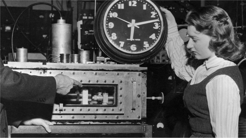 Uno de los primeros relojes atómicos 
