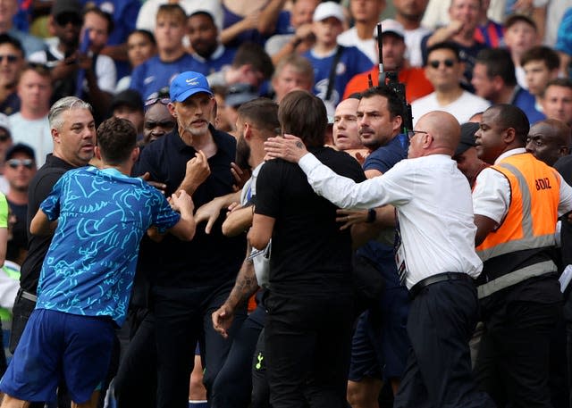 Thomas Tuchel argues with Antonio Conte 