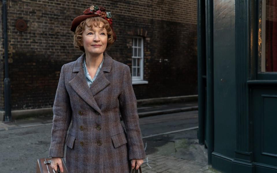 Ada Harris (Lesley Manville) ist eine bodenständige Frau, aber auch sie möchte mal etwas Besonderes haben - und zwar ein Kleid von Dior. (Bild: 2021 Ada Films Ltd - Harris Squared Kft/Universal)