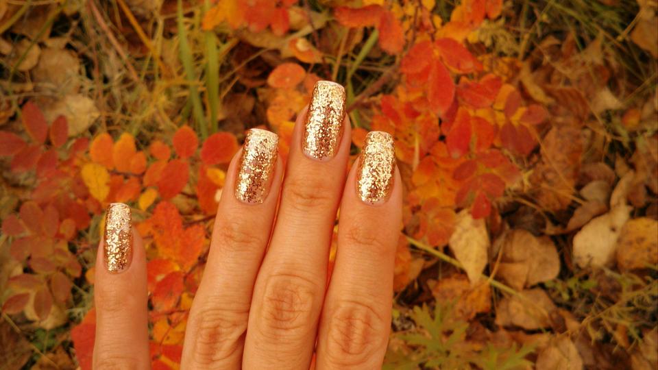 fall nail ideas gold glitter nails