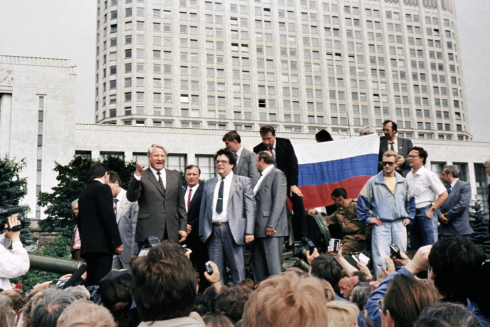 En 1991, juché sur un char d’assaut, le président russe Boris Eltsine harrangue les foules pour s’opposer à la tentative de putsch menée par des nostalgiques de l’ordre communiste, alors que la fin de l’URSS est sur le point d’être actée.