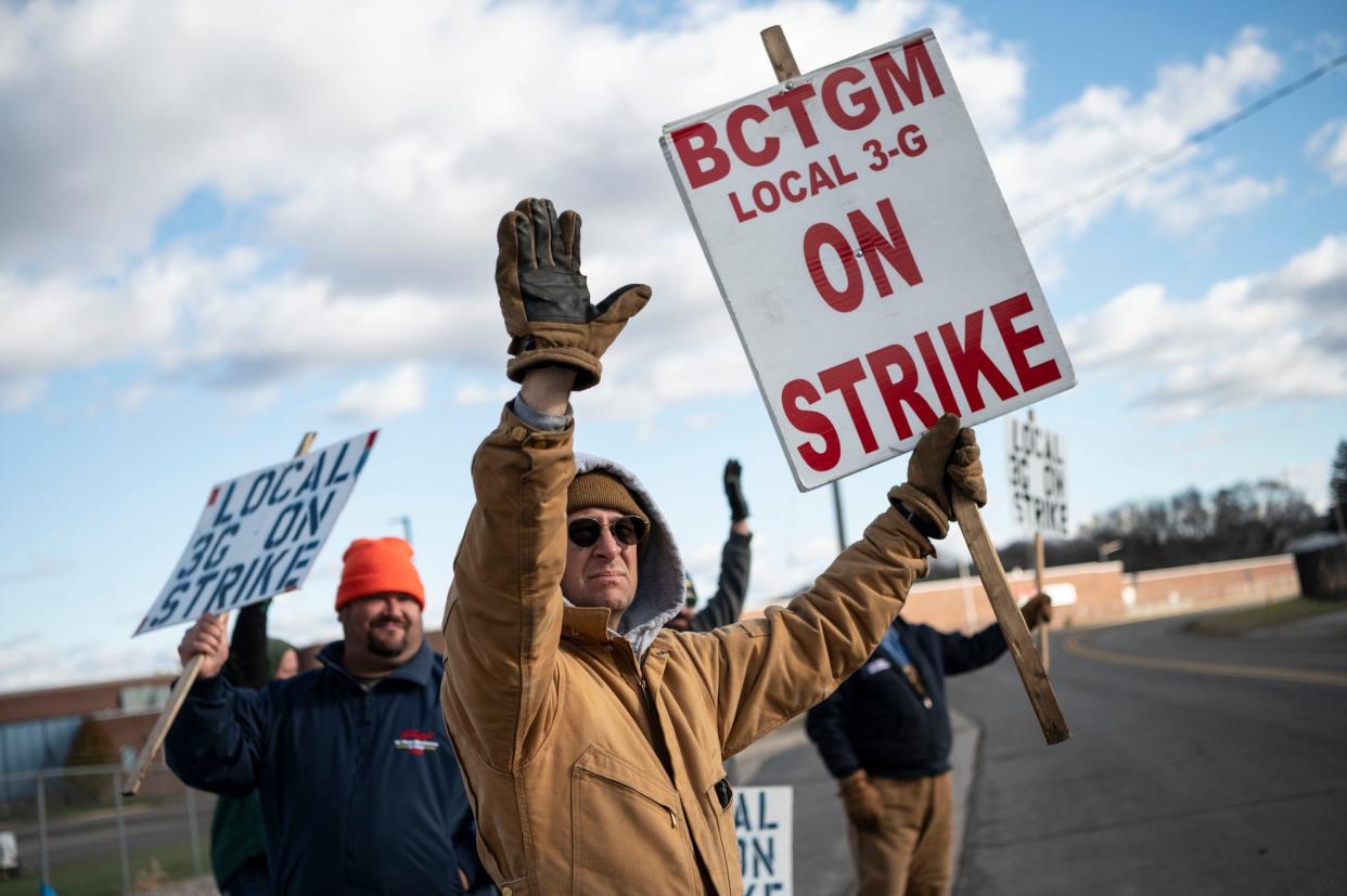 First shift worker Brian Madsen pickets Kellogg Co. on Thursday, Dec. 2, 2021, at the Porter Street plant in Battle Creek, Michigan.