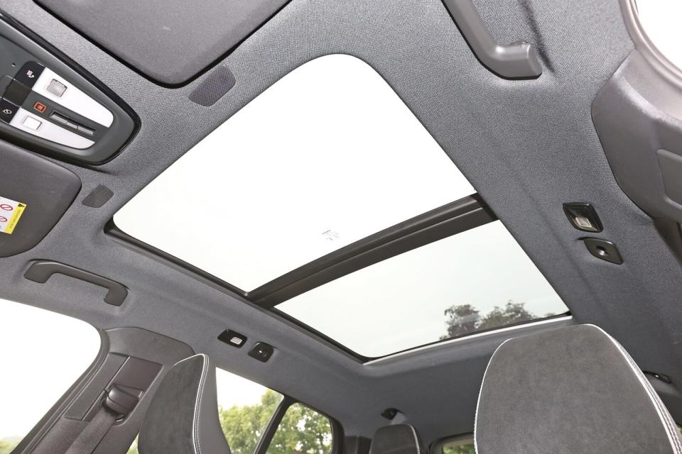 標配的全景式玻璃電動天窗能為XC40 Recharge Twin Motor增加賣點。