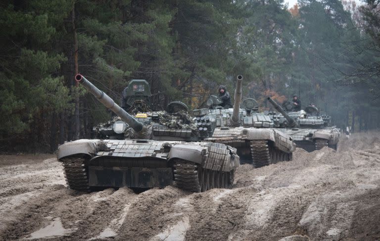 Soldados ucranianos sobre tanques rusos T-72 capturados realizan un entrenamiento militar cerca de la frontera entre Ucrania y Bielorrusia, cerca de Chernihiv, Ucrania, el viernes 28 de octubre de 2022.