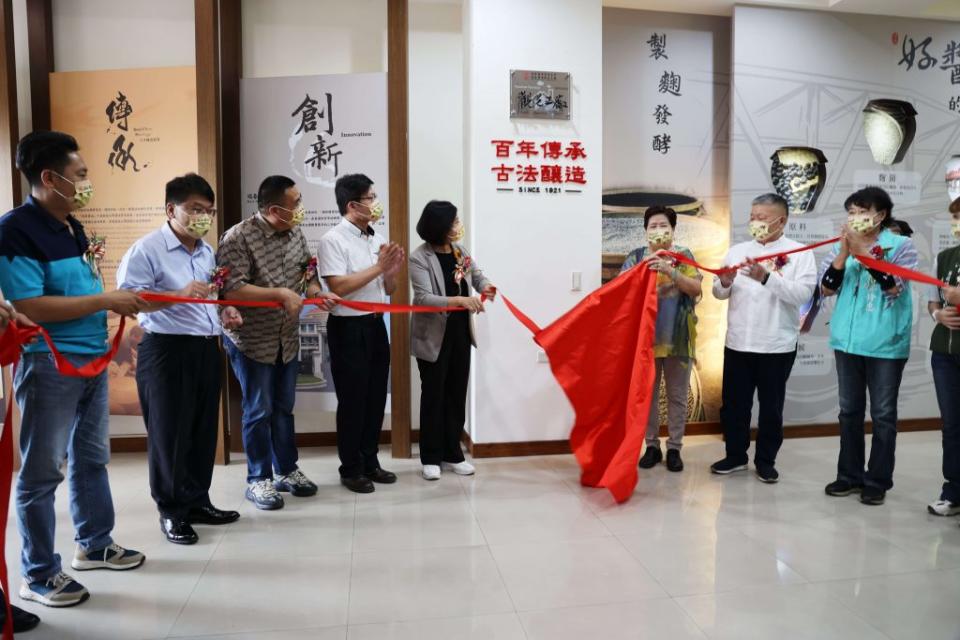 雲林縣第十一家觀光工廠瑞春醬油揭牌。（記者陳正芬攝）