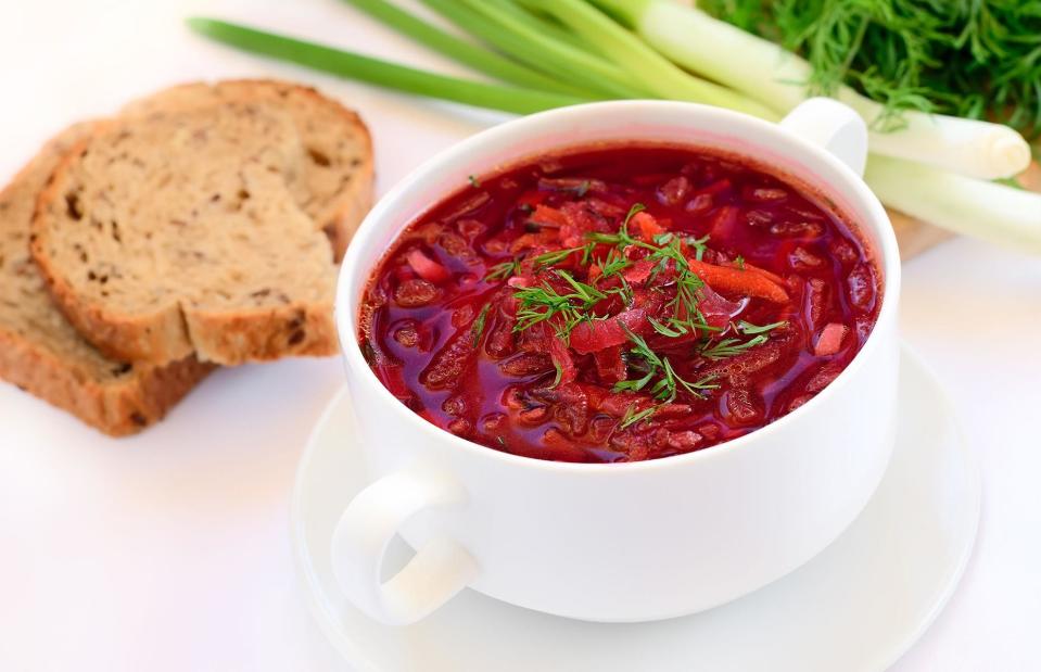 Borschtsch ist eine Rote-Bete-Suppe. (Bild: Tatiana Volgutova/Alamy Stock Photo)