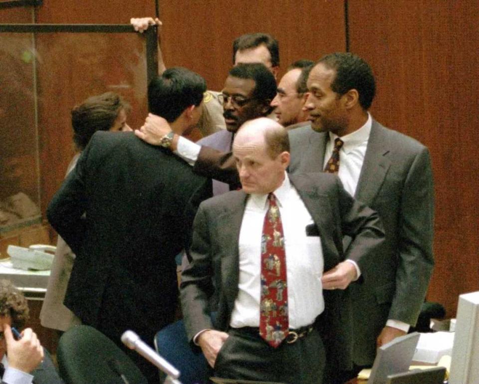Defense attorney Robert Blasier, foreground, stands with O.J. Simpson as the rest of the football star’s defense team talks with LAPD criminalist and prosecution witness Dennis Fung during Simpson’s trial for the murder of Nicole Brown Simpson and Ronald Goldman. Blasier, who still practices law in the Sacramento area, was instrumental in getting DNA evidence suppressed from the trial. Myung J. Chun/Pool photo