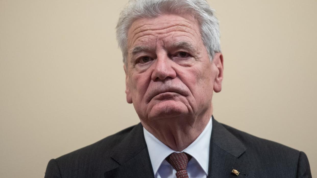 Der frühere Bundespräsident Joachim Gauck steht im Rathaus Tiergarten vor der Enthüllung seines Portraits, das vom Berliner Künstler Chr.Wetzel gemalt wurde. Altbundespräsident Joachim Gauck fordert eine größere Toleranz für sogenannte Querdenker und Impfgegner.(zu dpa «Gauck fordert Toleranz für Querdenker und Impfgegner»)