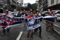 <p>Protesters try to outrun riot police as they try to march towards the U.S. Embassy, ahead of the 31st Southeast Asian Nations (ASEAN) Summit, in Manila on Nov. 10, 2017. (Photo: Ted Aljibe/AFP/Getty Images) </p>