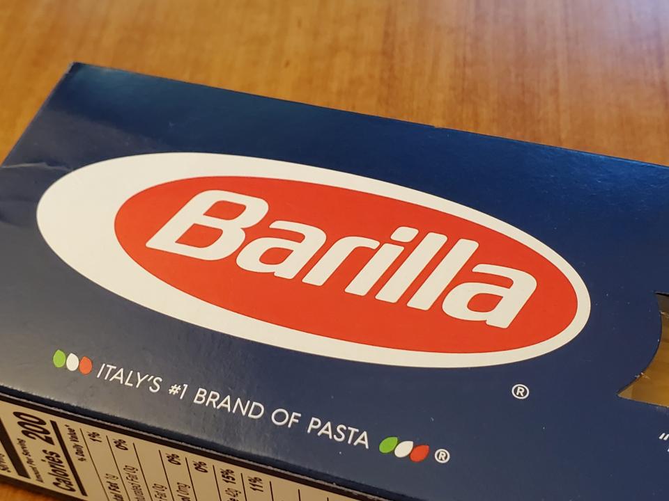 La imagen muestra el logo, el eslogan y los colores de una caja de pasta Barilla comercializada en Estados Unido. 