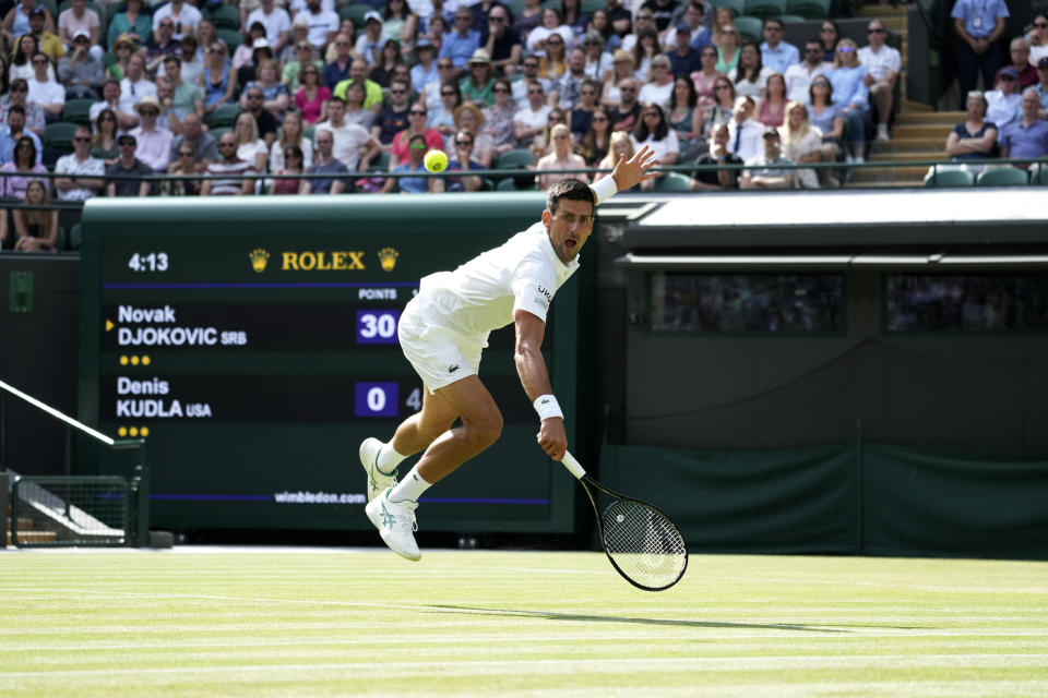 Novak Djokovic devuelve ante Denis Kudla en el duelo de tercera ronda del torneo de Wimbledon, el viernes 2 de julio de 2021. (AP Foto/Alberto Pezzali).