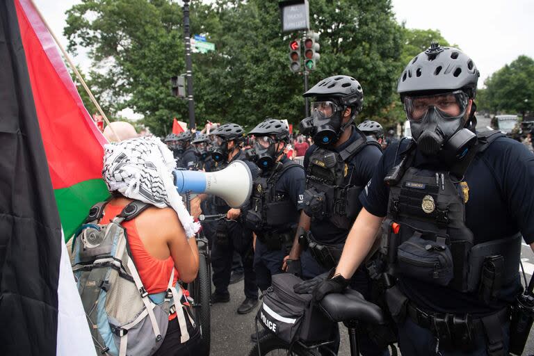 Manifestantes pro palestinos se enfrentan a la policía en la protesta cerca del Capitolio, por la visita del primer ministro israelí, Benjamin Netanyahu, en Washington. (Matthew Hatcher / AFP)