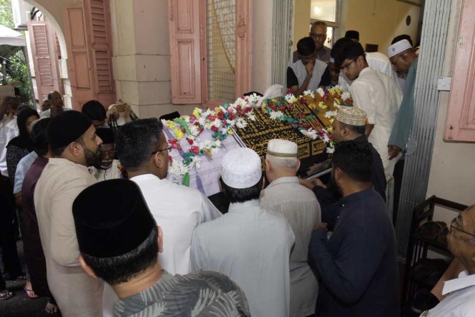 SM Mohamed Idris’ body being taken from the mosque to the cemetery.