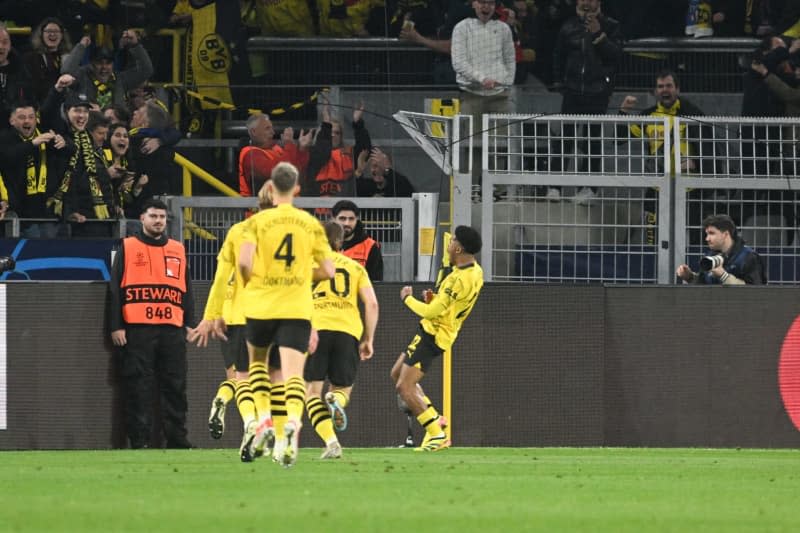 Dortmund's Ian Maatsen (R) celebrates scoring his side's second goal with teammates during the UEFA Champions League quarter-finals, second leg soccer match between Borussia Dortmund and Atletico Madrid at Signal Iduna Park. Bernd Thissen/dpa