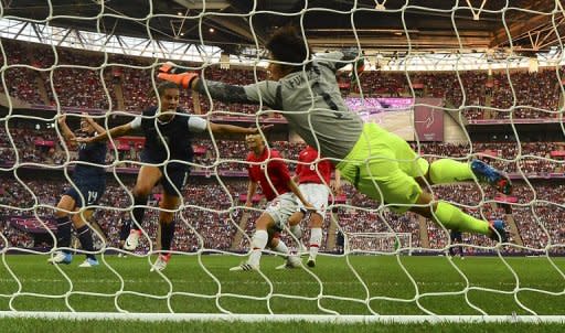 La volante de Estados Unidos Carli Lloyd (C) cabecea a la red y convierte ante Japón en la final ante Japón del fútbol femenino de los Juegos de Londres 2012, el 9 de Agosto de 2012 en el estadio de Wembley, en Londres. EEUU ganó 2-1 y salió campeón olímpico por cuarta vez en la categoría. (AFP | luis acosta)