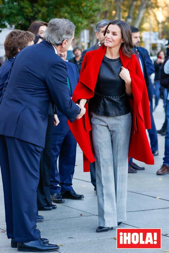 Reina Letizia top cuero abrigo rojo