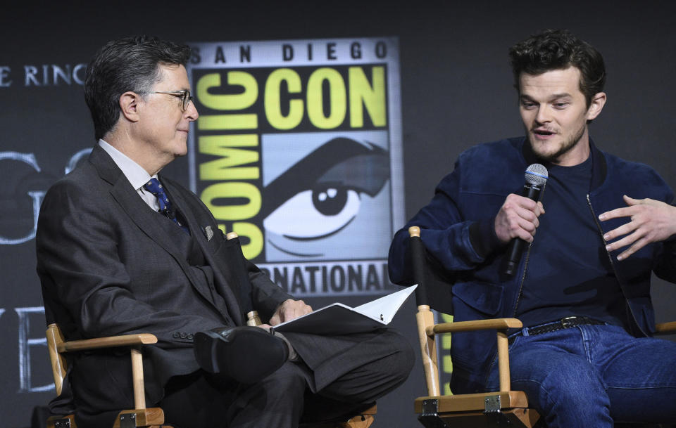 El moderador Stephen Colbert y Robert Aramayo en un panel de "The Lord of the Rings: The Rings of Power" (“El Señor de los Anillos: Los anillos de poder”) en el segundo día de la Comic-Con el viernes 22 de julio de 2022 en San Diego. (Foto Richard Shotwell/Invision/AP)