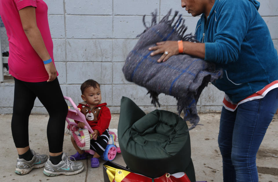 Mujeres migrantes y un bebé, de origen centroamericano, empacan sus pertenencias en un albergue en Tijuana, México, ciudad fronteriza con Estados Unidos país al que esperan cruzar para pedir asilo.(AP Photo/Rebecca Blackwell)