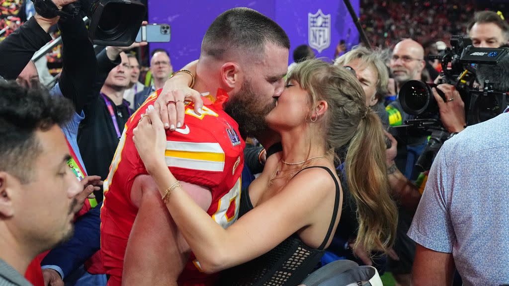taylor swift and travis kelce kissing
