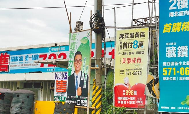 老家在台南市麻豆區謝厝寮的江彥霆競選招牌已經掛出。（劉秀芬攝）