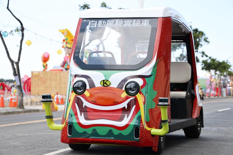 台灣燈會提供的自駕車「萬物興龍號」「龍喜利來號」試乘體驗。（台南市政府提供）