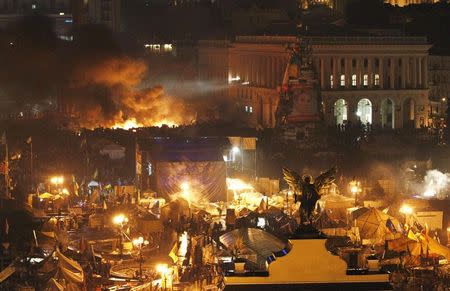 Smoke rises above burning barricades at Independence Square during anti-government protests in Kiev in this February 20, 2014 file photo. REUTERS/David Mdzinarishvili/Files