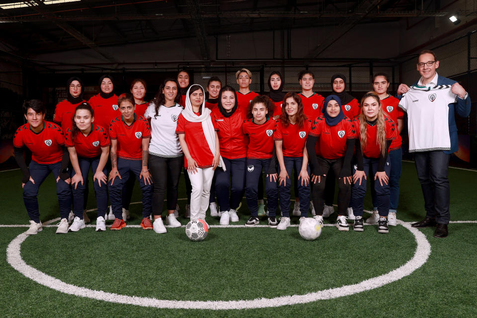 La ganadora del Premio Nobel de la Paz, Malala Yousafzai, el Honorable Steve Dimopoulous, Ministro de Turismo, Deporte y Eventos Importantes, y Khalida Popal, Directora del Equipo Femenino Afgano, posan para una foto con miembros del Equipo Femenino Afgano en Ultra Football el 19 de agosto de 2023 en Melbourne, Australia. (Foto: Kelly Defina/Getty Images)