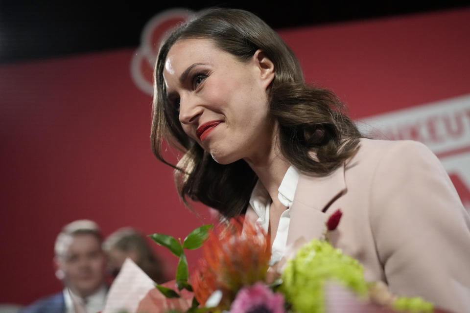 02.04.2023, Finnland, Helsinki: Sanna Marin (M), Ministerpräsidentin von Finnland und Vorsitzende der Sozialdemokratischen Partei (SDP), verlässt eine Wahlparty. Die konservative Nationale Sammlungspartei ist bei der Parlamentswahl in Finnland erstmals seit zwölf Jahren stärkste Kraft geworden. Foto: Sergei Grits/AP +++ dpa-Bildfunk +++