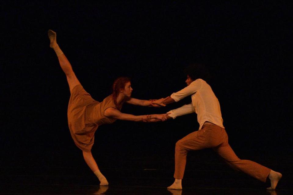 Beatriz García y Armando Brydson, representando al Cuban Classical Ballet of Miami, aparecen aquí en “To Zero Point”, un dueto contemporáneo con coreografía creada por ambos y exitoso estreno mundial en el XXVII IBFM (2022). Foto Simon Soong/Cortesía del IBFM