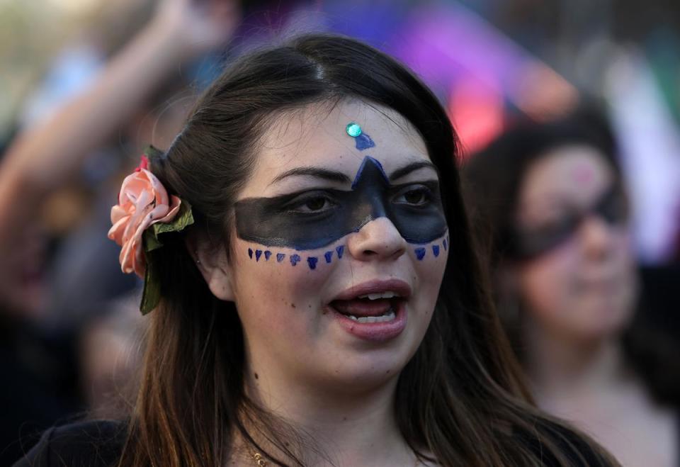 <p>Au Chili, les manifestations se poursuivent, depuis un mois, pour dénoncer les violences machistes. Crédit photo : Claudio Reyes / AFP Forum </p>