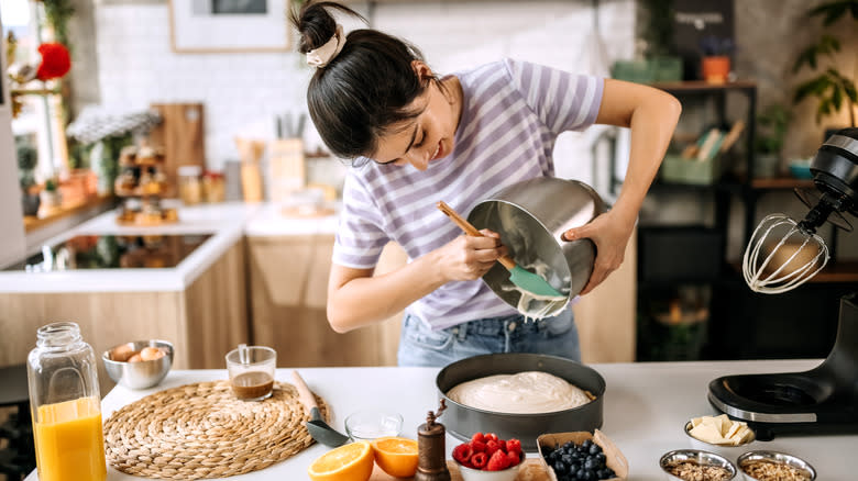 woman making cheesecake