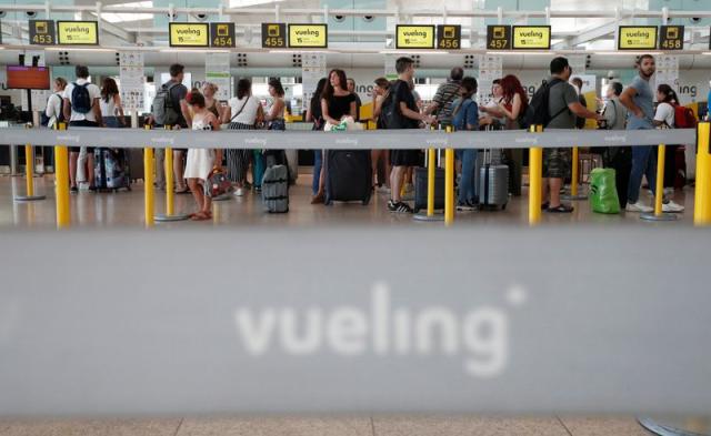 Vueling anuncia nuevas medidas y cobrará por el equipaje de mano