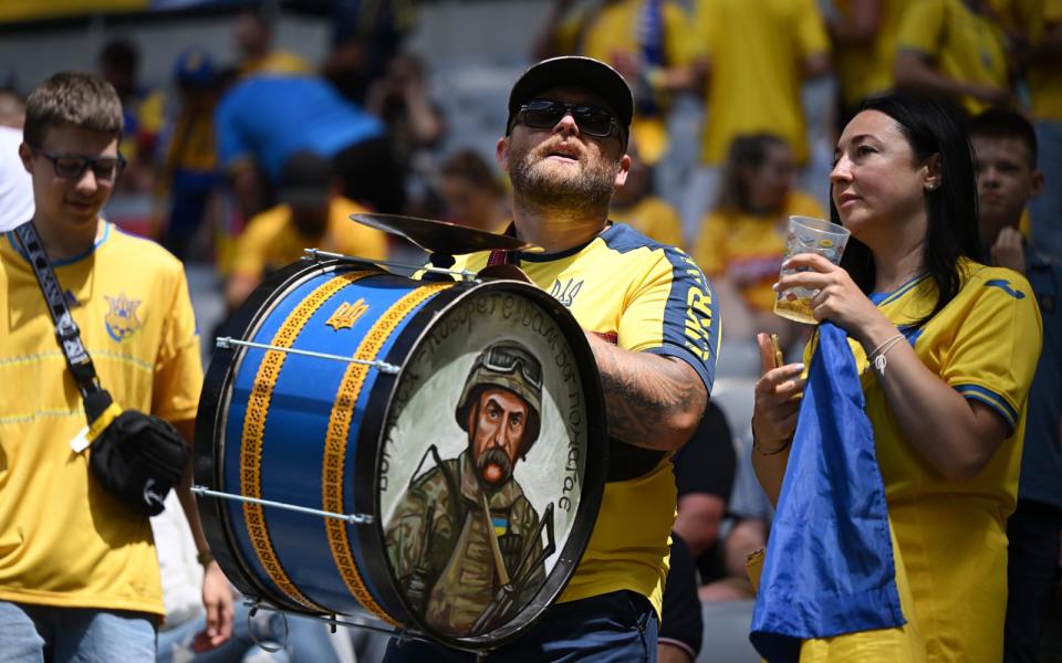 Im Stadion fiebern die Fans der Ukraine mit - und weisen gleichzeitig immer wieder auf den Krieg in ihrem Heimatland hin. (Bild: 2024 Getty Images/Clive Mason)